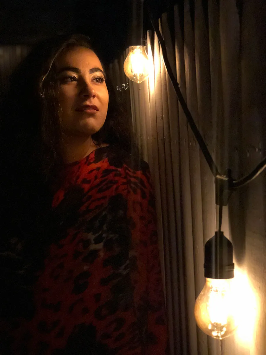 Susana Leiva | Stage with dark lights