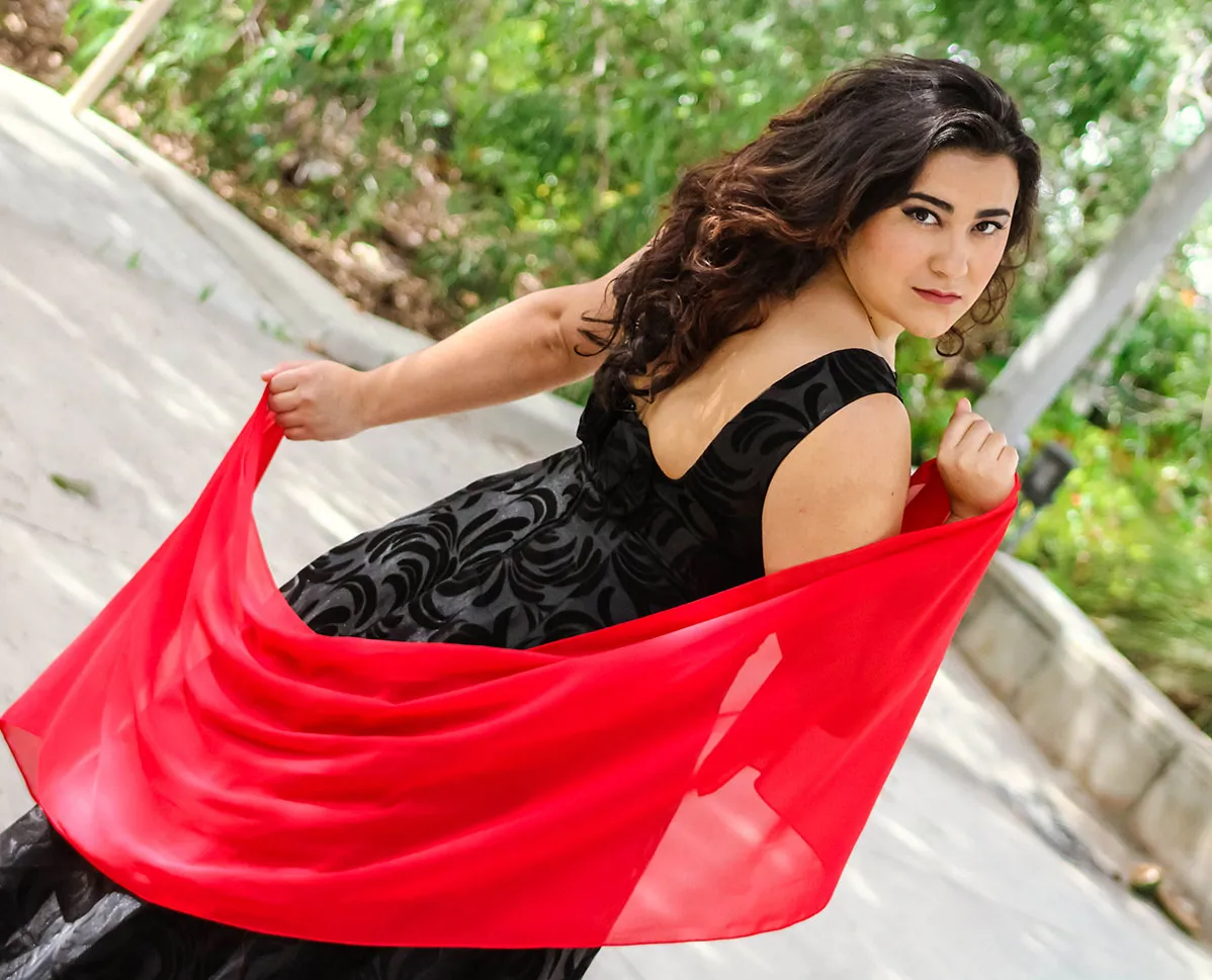 Susana Leiva | Red scarf standing